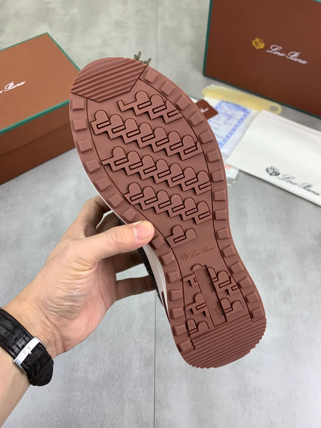 Men's Men's Shoes 💰P460 New Style 💰Mauri The latest casual shoes Loro Piana 💯Top grade💯Buy the original copy💯 Founded the existing Loro Piana company on April 24, 1924. It is now the sixth generation of family business, providing top quality products to customers who are discerning about taste and quality. Imported original fly woven fabric with cowhide fabric, plain calfskin lining. Hand-sewn thread with cowhide feet. Original packaging. High-end outsole. Size: 38-44 (customized for 45 and 46). 5️⃣ colors available.
